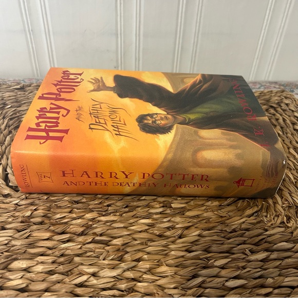 Harry Potter and the Deathly Hallows Hardcover Book - Picture 2 of 9
